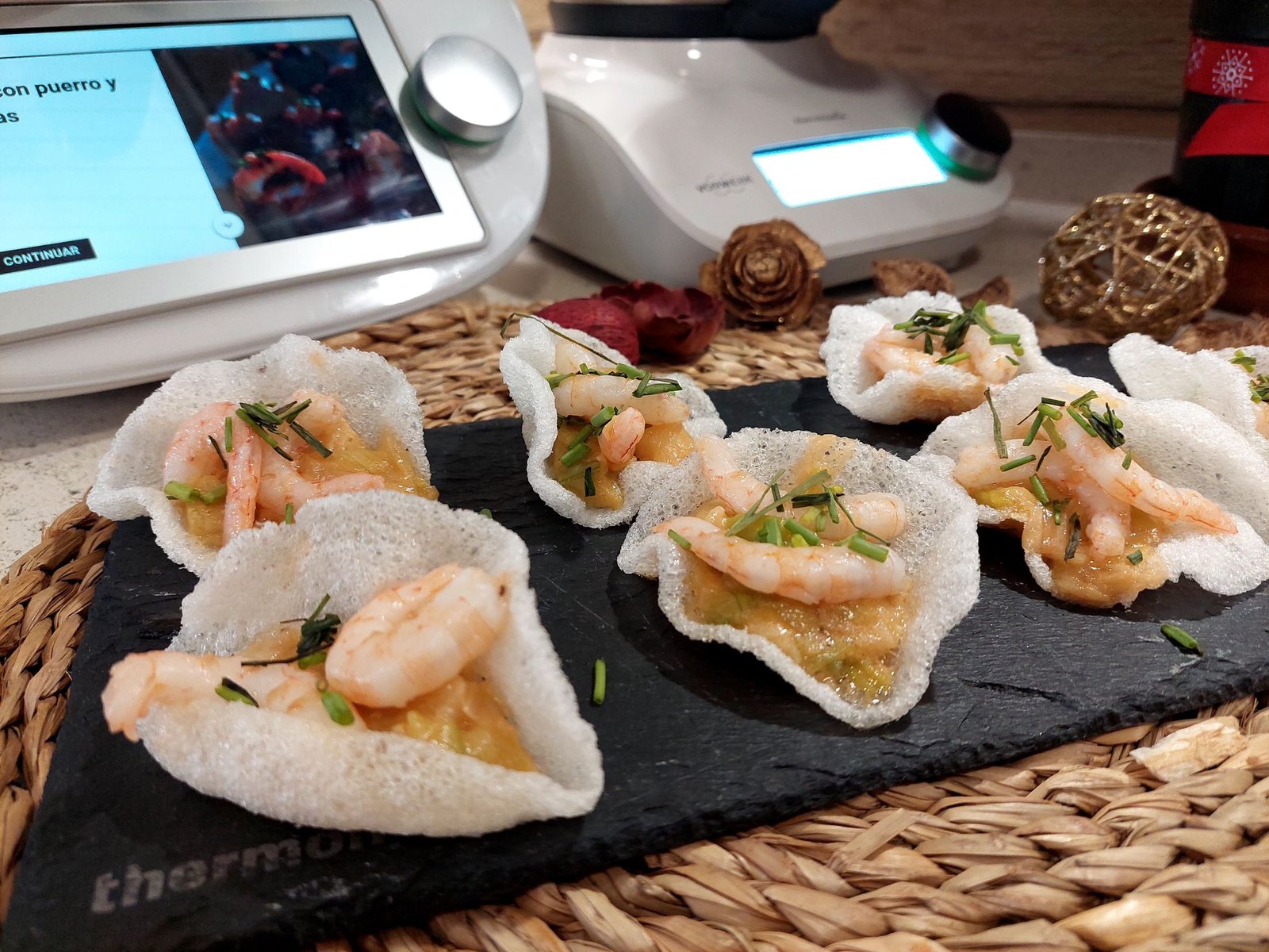 Ideas para cocinar sin aditivos en casa: Chips con puerros y gambas